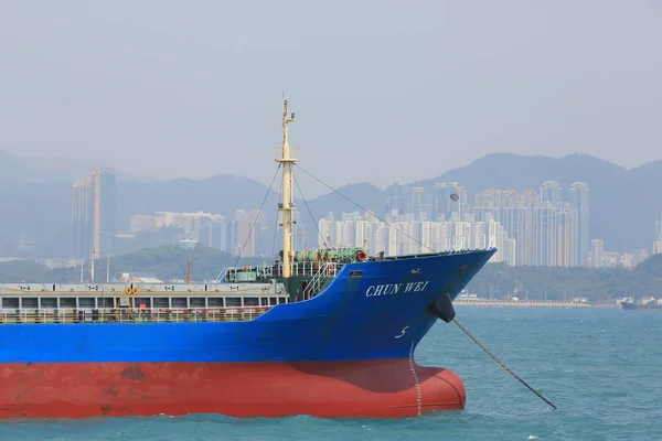 Embarcación de contenedores en Victoria Harbor de Hong Kong — Foto de Stock