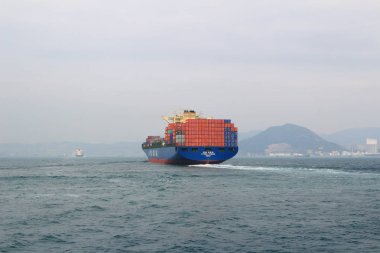 Hong Kong limanında konteyner gemisi