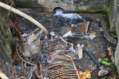 çok önemli plastik ve çöp kirliliği