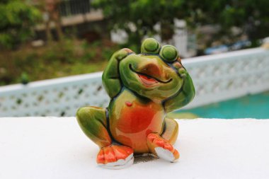 bahçede dekore edilmiş bir frong bebek