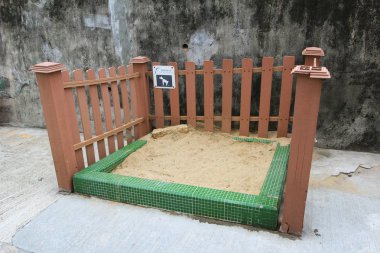 imzalama şehir merkezi ile köpek tuvaleti için çitle çevrili alan.