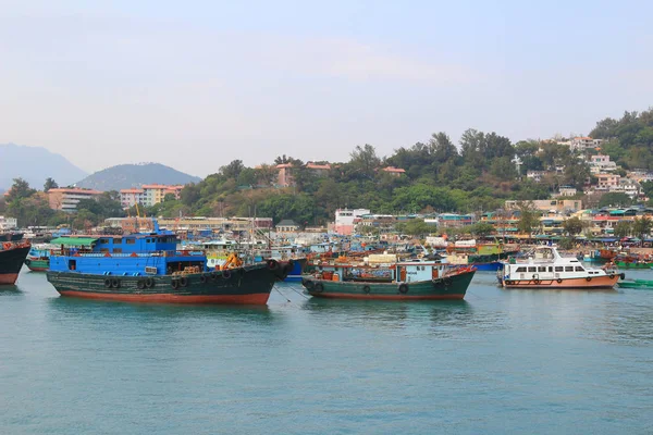 Muchos barcos de pesca y otros en un puerto en Cheung Chau — Foto de Stock