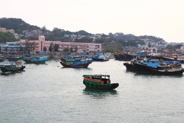 Muchos barcos de pesca y otros en un puerto en Cheung Chau — Foto de Stock