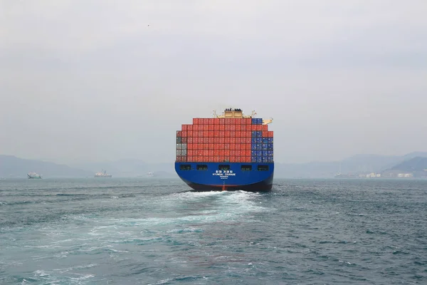Navio contentor no porto de Hong Kong — Fotografia de Stock