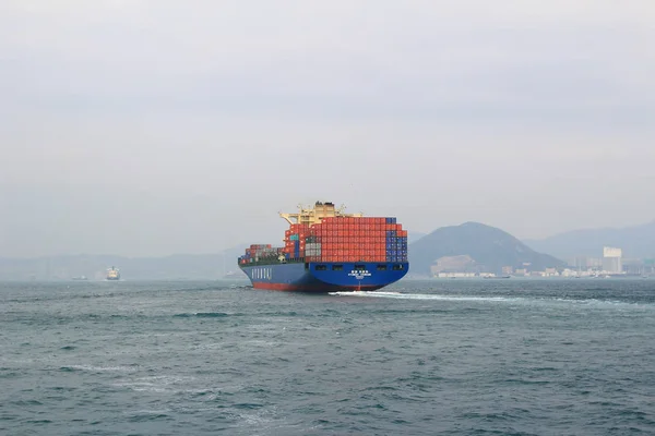 Navio contentor no porto de Hong Kong — Fotografia de Stock