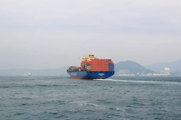 Navio contentor no porto de Hong Kong — Fotografia de Stock