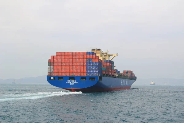Navio de carga de contentores no oceano — Fotografia de Stock
