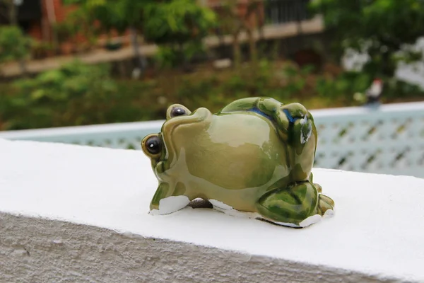 Una muñeca frong decorada en el jardín — Foto de Stock