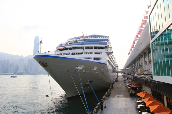 Kreuzfahrtschiff am Ozeanterminal festgemacht — Stockfoto