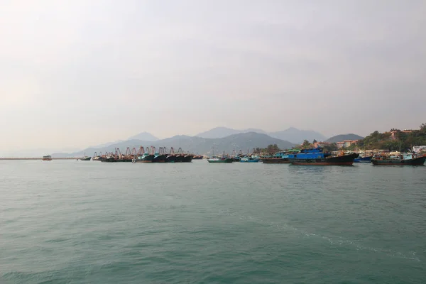 A Barcos pesqueros un puerto estacionado en el puerto — Foto de Stock