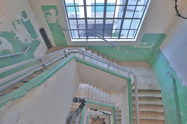 Gammalt nöd-och evakuerings utgång trappa i byggnaden. — Stockfoto