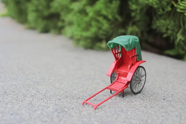 Um Mini vermelho vintage oriental rickshaw táxi — Fotografia de Stock