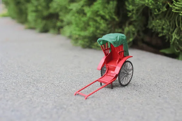 Um Mini vermelho vintage oriental rickshaw táxi — Fotografia de Stock