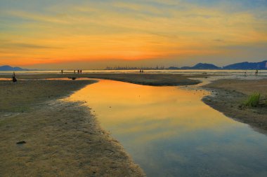  Kumlu plaj turuncu renk, Ha Pak Nai vardır
