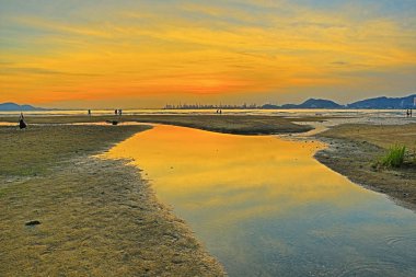  Kumlu plaj turuncu renk, Ha Pak Nai vardır