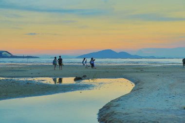  Kumlu plaj renkli, Ha Pak Nai vardır