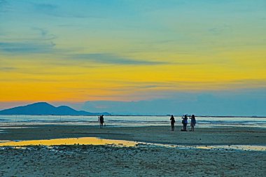 Ha Pak Nai, gün batımında kumlu plaj