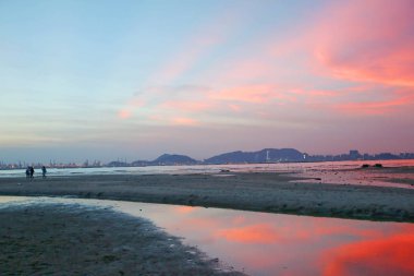 Deniz ve plajda gün doğumu Ha Pak Nai, 