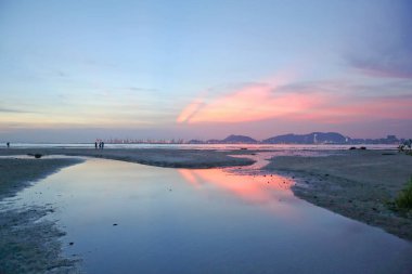 Ha Pak Nai, gün batımında kumlu plaj