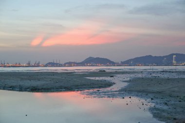 Deniz ve plajda gün doğumu Ha Pak Nai, 