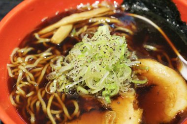 Asya tarzı gıda. Japon çorbası ramen kapatın. 