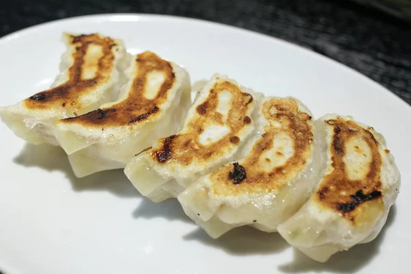 Bord van Aziatische gyoza, dumplings op Japan 2014 — Stockfoto