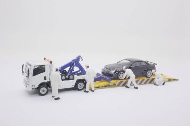 Tow kamyon ölçeği park edilmiş bir araba almak 