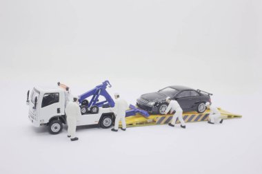 Tow kamyon ölçeği park edilmiş bir araba almak 