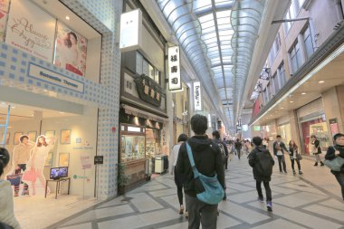 Alışveriş Shinsaibashi boyunca yürümek