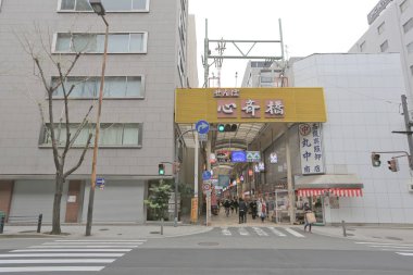 Alışveriş Shinsaibashi boyunca yürümek