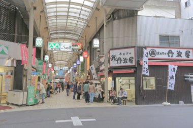 Alışveriş Shinsaibashi boyunca yürümek