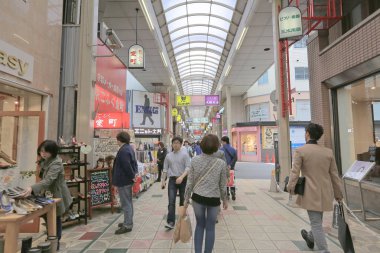 Alışveriş Shinsaibashi boyunca yürümek