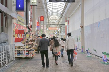 Alışveriş Shinsaibashi boyunca yürümek