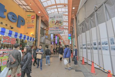 Alışveriş Shinsaibashi boyunca yürümek