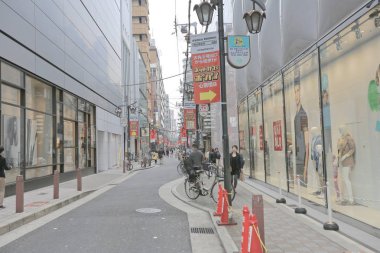 Alışveriş Shinsaibashi boyunca yürümek