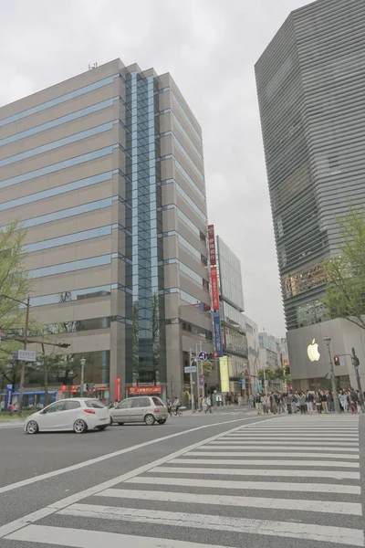 Shopper gehen am Shinsaibashi entlang — Stockfoto