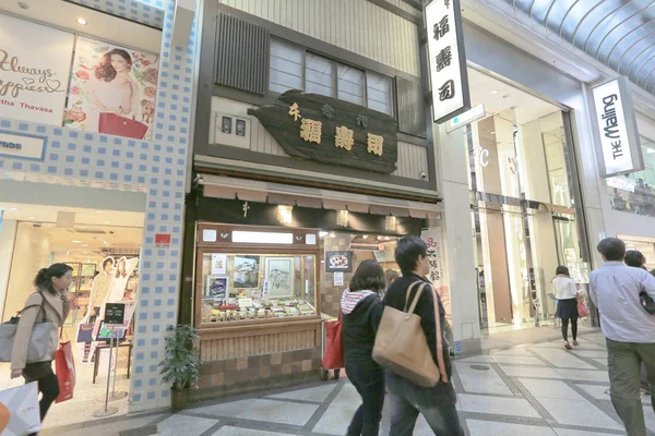 Shopper gehen am Shinsaibashi entlang — Stockfoto