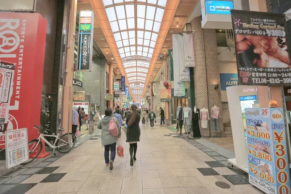 Shopper gehen am Shinsaibashi entlang — Stockfoto