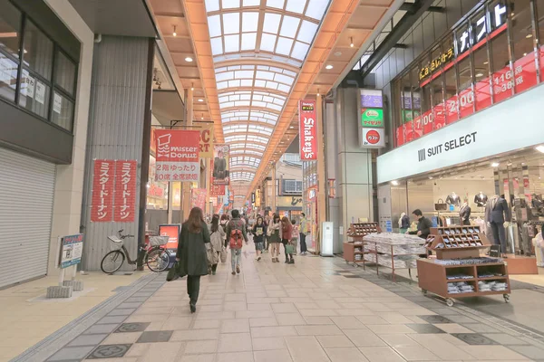 Shopper gehen am Shinsaibashi entlang — Stockfoto