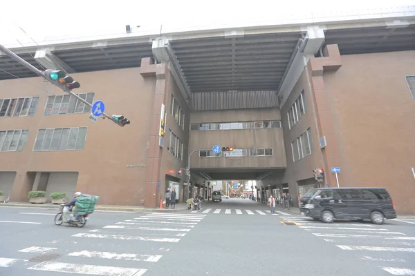 Shopper gehen am Shinsaibashi entlang — Stockfoto