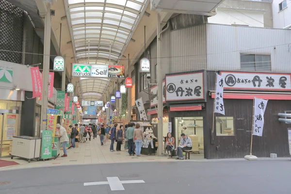 Shoppare gå längs Shinsaibashi — Stockfoto