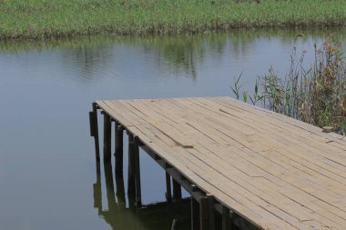 Göl üzerinde ahşaptan yapılmış eski çürümüş iskele
