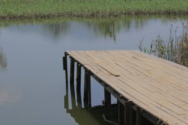 Göl üzerinde ahşaptan yapılmış eski çürümüş iskele