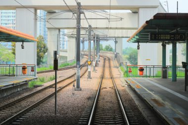  hafif raylı yuen uzun yaklaşıyor