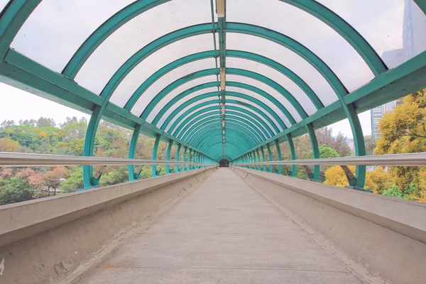 De weg uit de moderne metalen structuur brug — Stockfoto