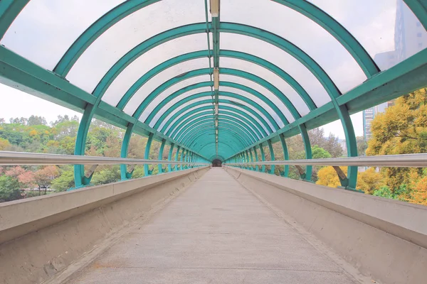 A saída da moderna ponte de estrutura metálica — Fotografia de Stock