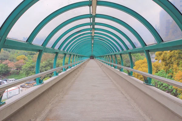 La salida del puente de estructura metálica moderna — Foto de Stock