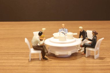 şekilli sandalyeler ile yuvarlak konferans masası