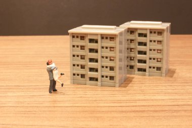 Genç bir aile evlerinin yanında duruyor.