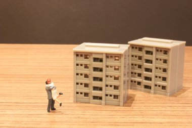 Genç bir aile evlerinin yanında duruyor.
